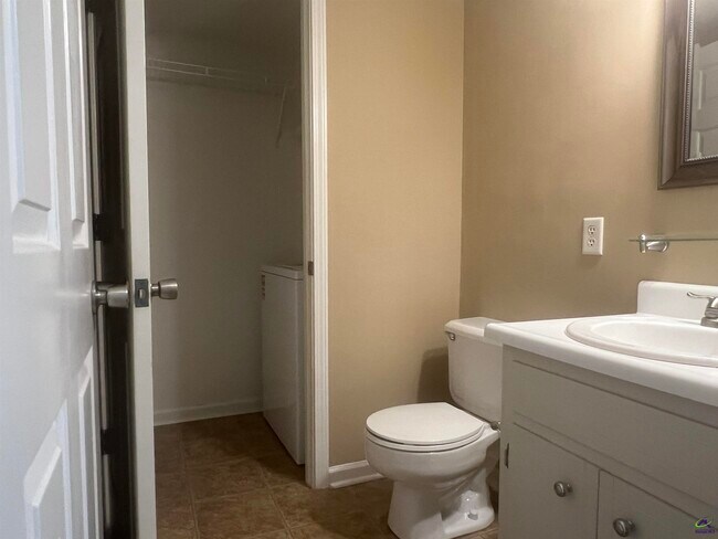 Building Photo - 137 N Springs Ct