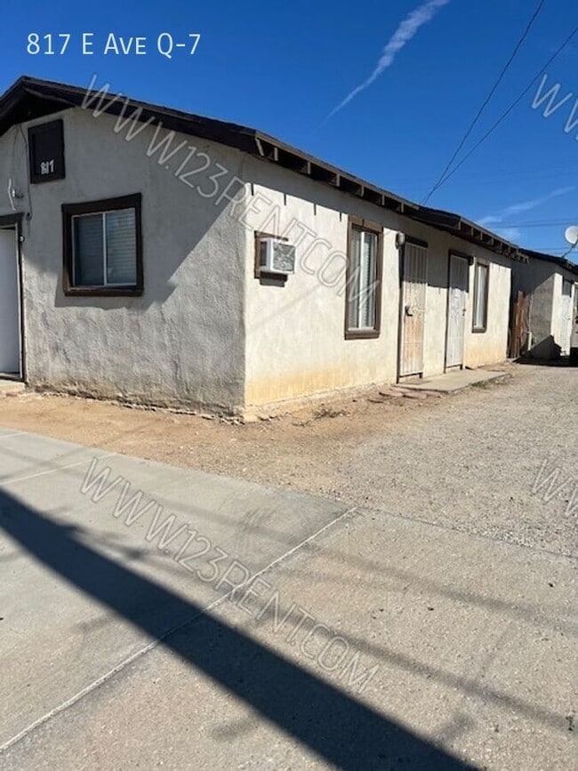 Building Photo - 817 E Ave Q-7