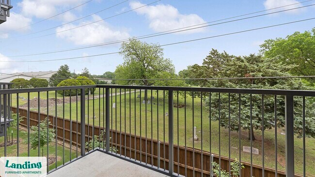 Building Photo - 650 E Sycamore St