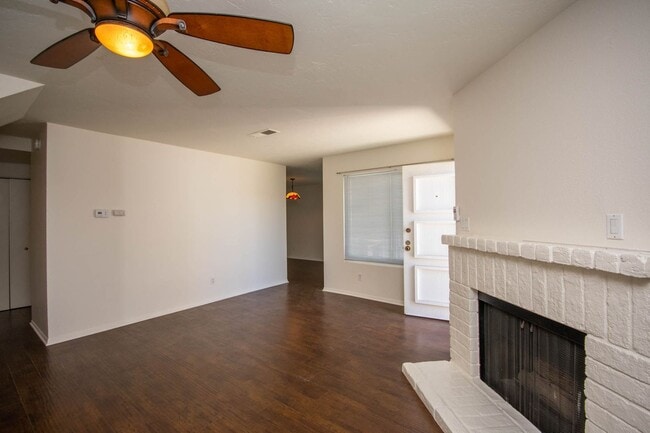 Foto del edificio - 3BR Townhome with Spacious Fenced Yard!