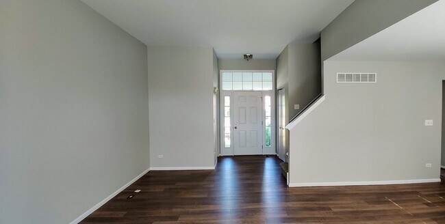 Sala de estar mirando hacia la puerta principal - 2301 Carpenter Ave