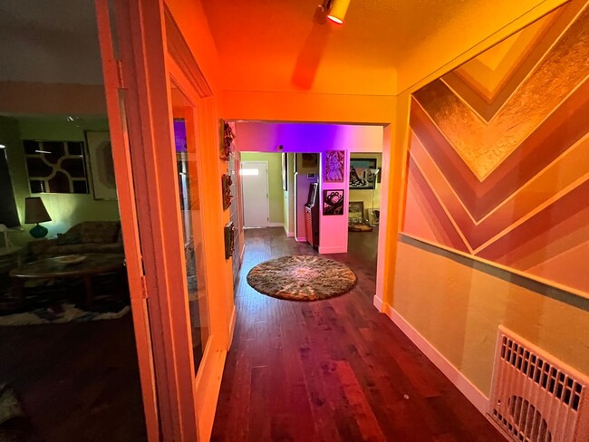 Foto del edificio - Charming mixed-use property, ideal for res...