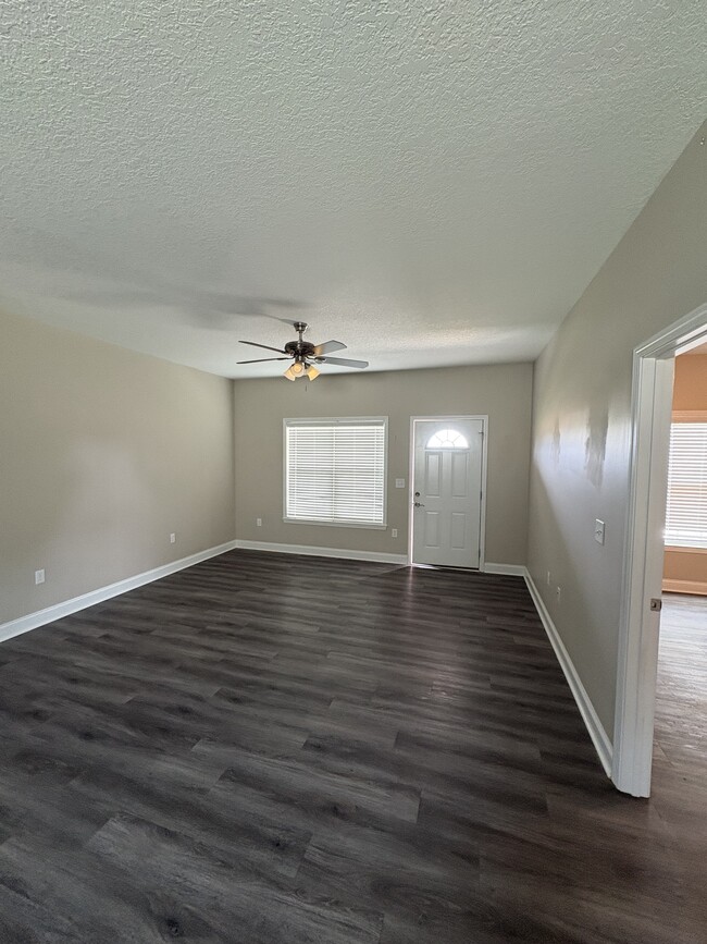 Building Photo - 1326 Stanley St