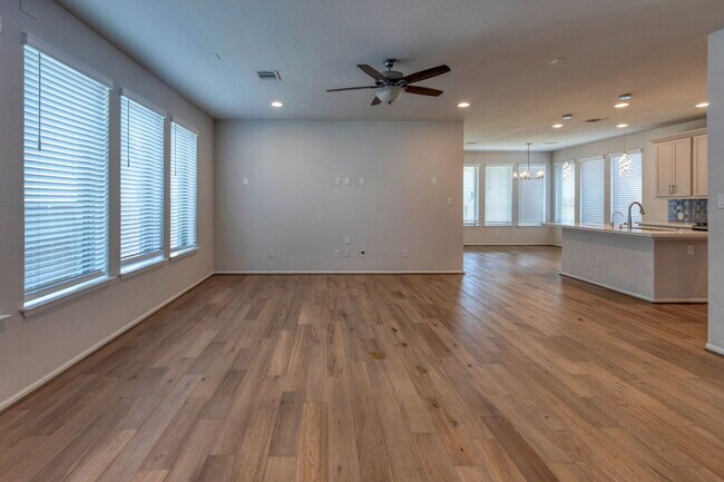 Foto del edificio - 125 Rangel Dr