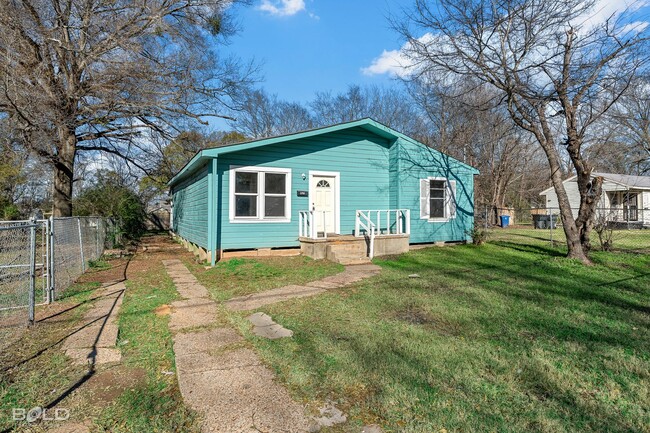 Building Photo - 5 BEDROOM 2 BATH