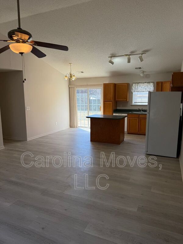 Foto del edificio - 325 Honor Rd