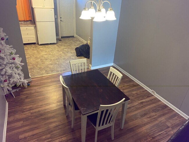 Foto del edificio - Spacious Home Available for Rent! Finished Basement! W/D! Front Porch! Available Now!