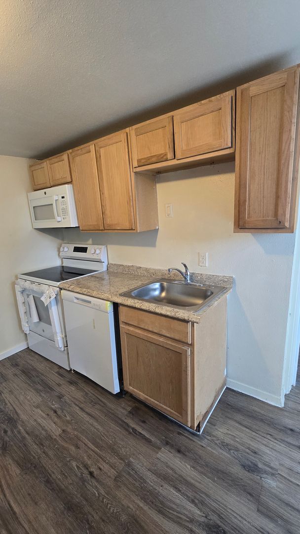 Building Photo - Charming 2/1-Bed/bath Home in Downtown Manor
