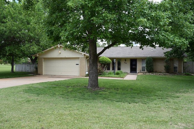 Building Photo - 3137 Lakeside Dr