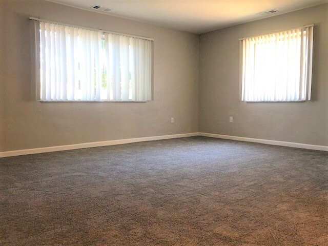 Spacious living room - 1112 Mount Royal Blvd