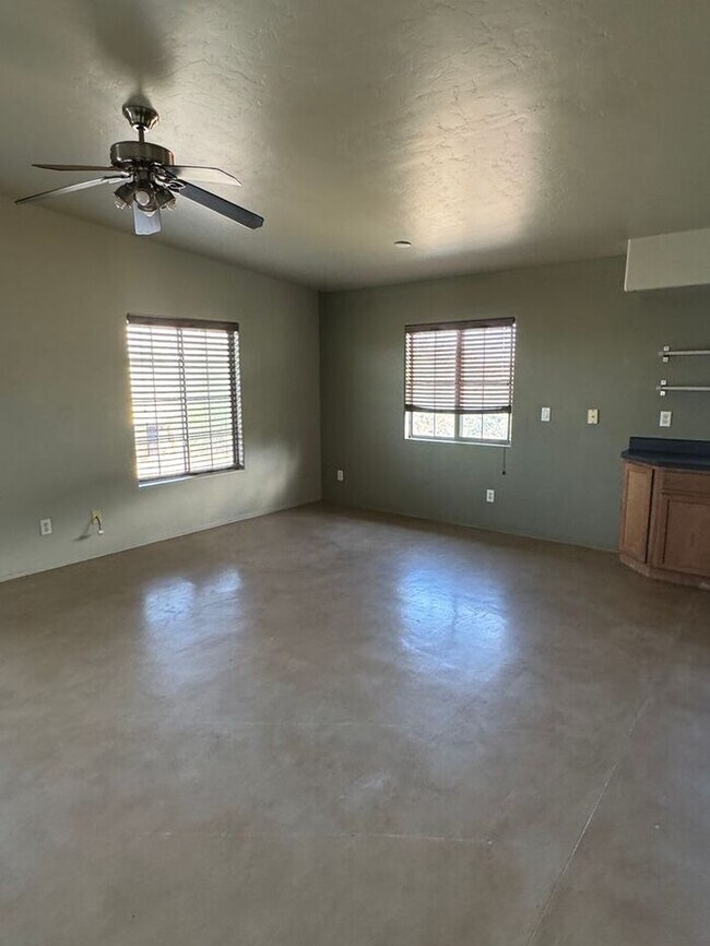 Building Photo - 3 bedroom 2 bath