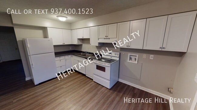 Building Photo - Renovated 2 Bedroom, 1 Bath Ranch Apartmen...