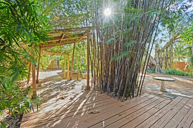 Foto del edificio - 310 Columbia Dr