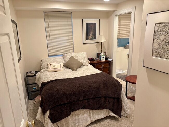 Foto del edificio - 6658 W Devon Ave