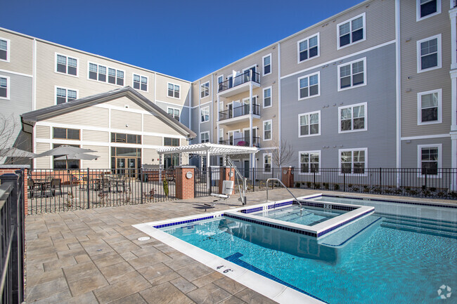 Piscina - Poplar Square Apartments