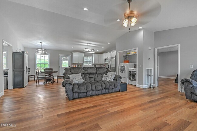 Foto del edificio - Almost New 3BR Home – Modern Living Close ...