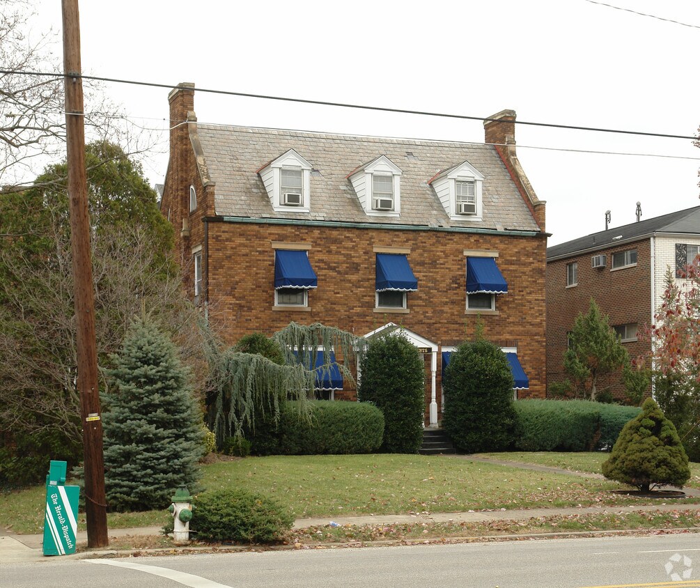1002 8th St, Huntington, WV 25701 Apartments in Huntington, WV