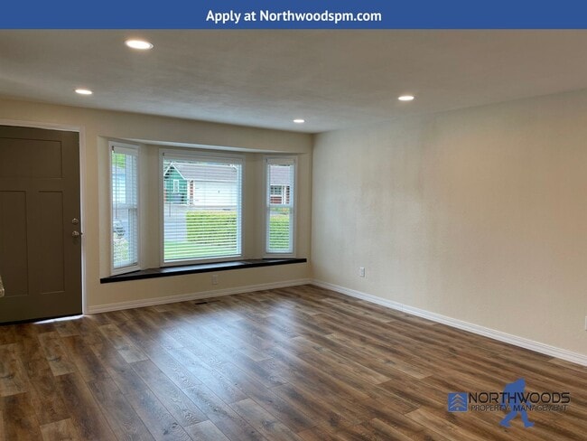 Building Photo - Gorgeous Newly Update 3 Bedroom 2 Bath Home in Friendly Central Point