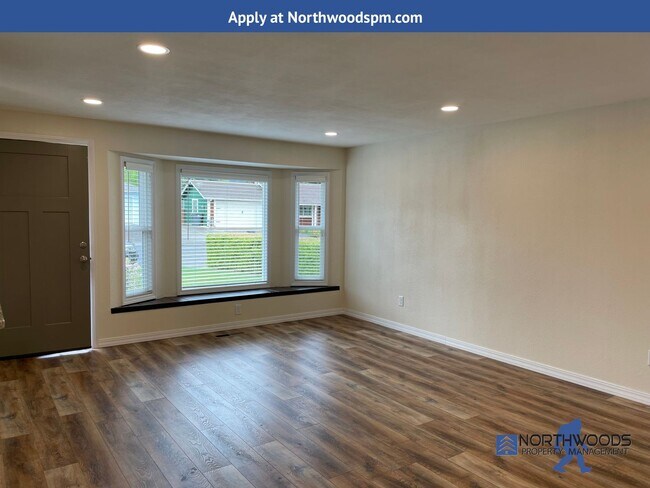 Foto del edificio - Gorgeous Newly Update 3 Bedroom 2 Bath Home in Friendly Central Point