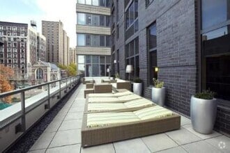 Building Photo - 250 W 93rd St