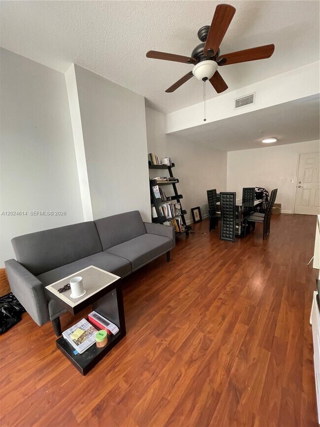 Foto del edificio - 8390 SW 72nd Ave