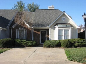 Building Photo - 2 Valley Stream Ct