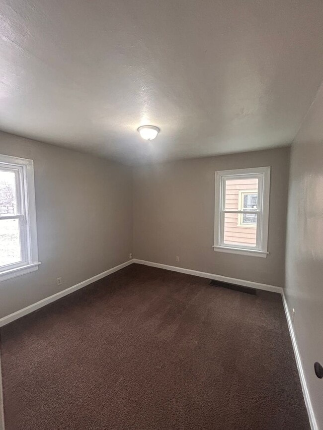 Building Photo - 4430 S Park Dr