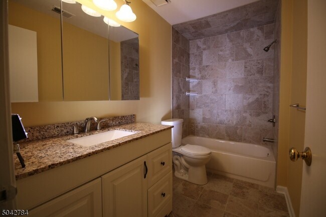 Foto del edificio - 5 Spruce Ct