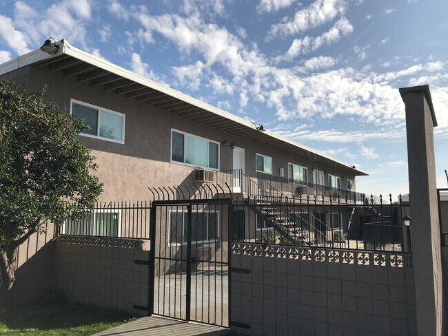 Building Photo - 5461 Kingsley St