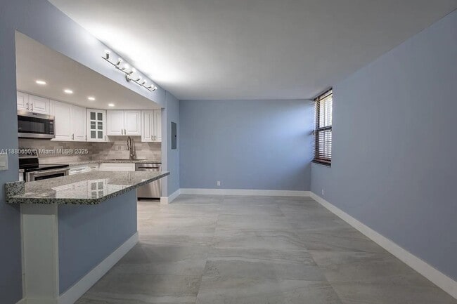 Building Photo - 20350 W Country Club Dr