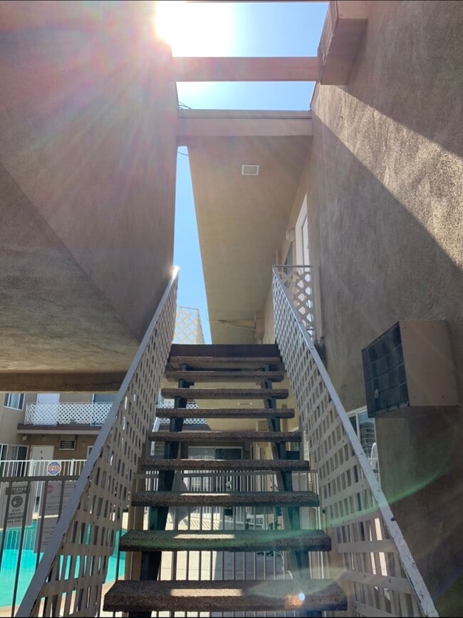 Foto del edificio - 6845 Hazeltine Ave