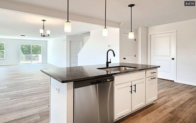 Foto del edificio - 79 Long Bend Dr