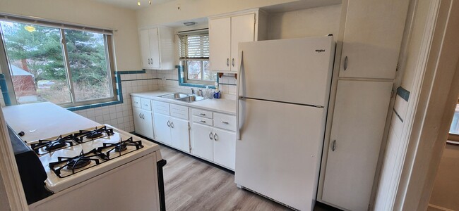 Building Photo - 1106 Covedale Ave