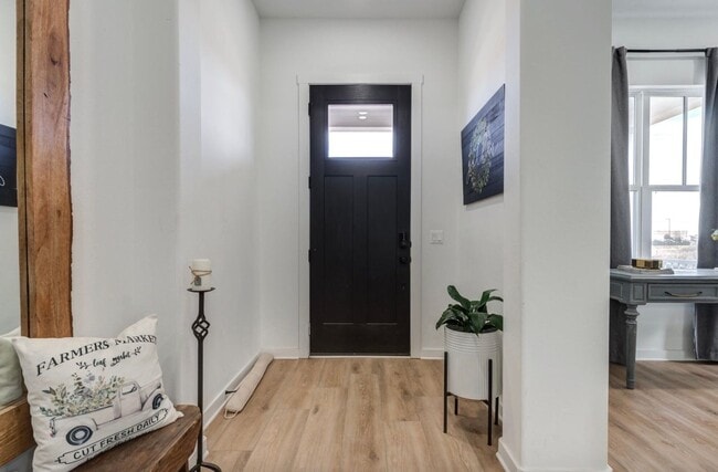 Building Photo - Stunning 4 Bedroom 3 Bathroom in Vintage Township