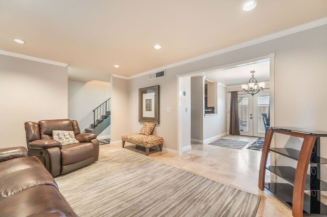 Building Photo - FURNISHED OR UNFURNISHED - Charming Townhome!