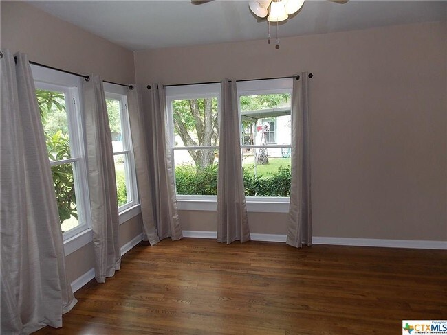 Foto del edificio - 1078 E Humphreys St