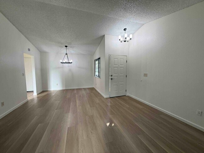 Foto del edificio - Great Natomas 3 Bedroom on Large Court