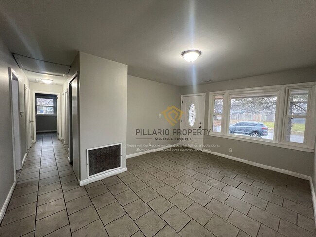 Foto del edificio - Big Lawrence 4 Bedroom Corner Lot!
