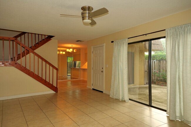 Foto del edificio - This 2/2.5 spacious townhouse could be you...