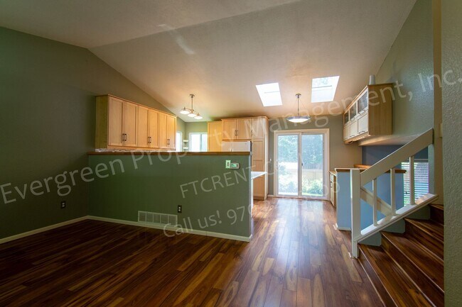 Building Photo - Beautiful 3 bedroom, 2 bathroom