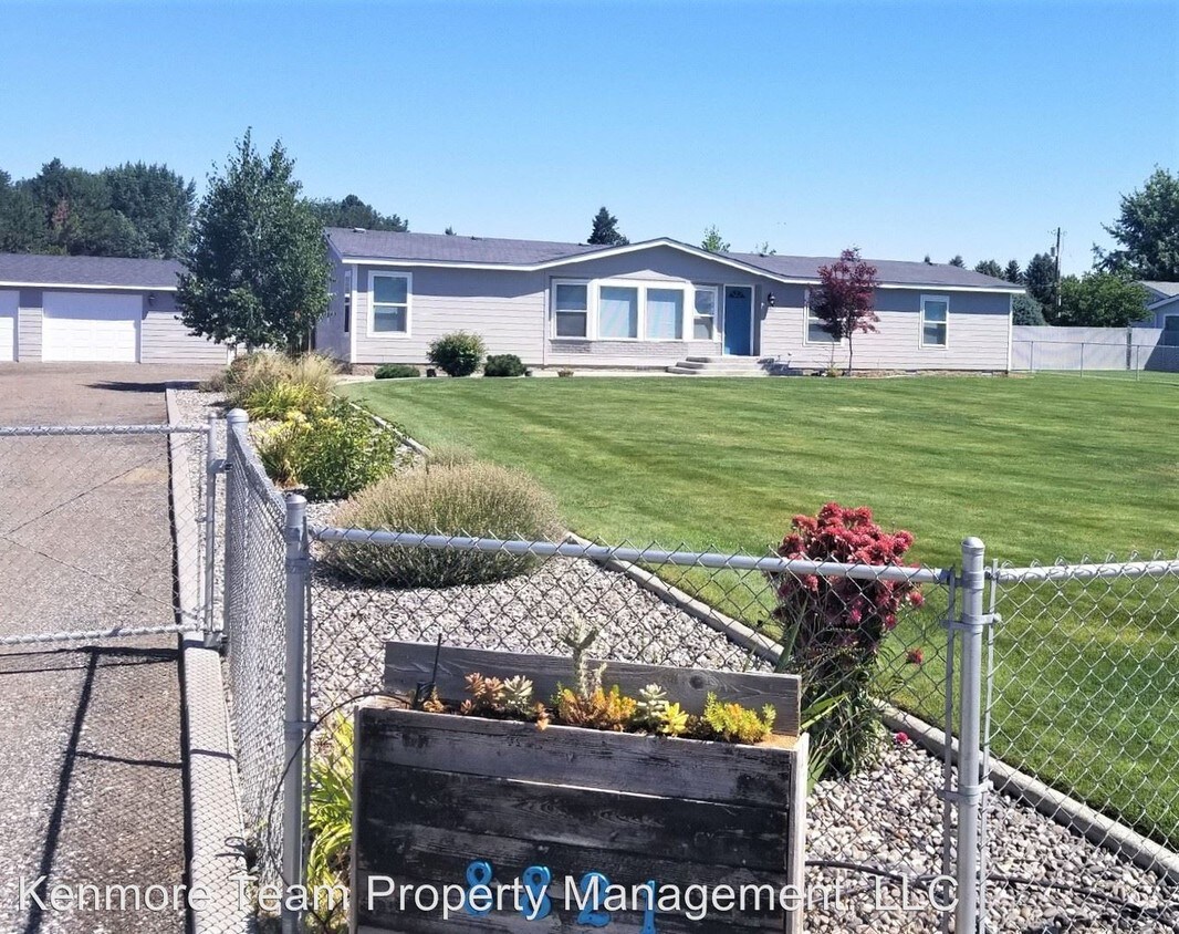 Foto principal - 3 br, 2 bath House - 8821 W. Court St.