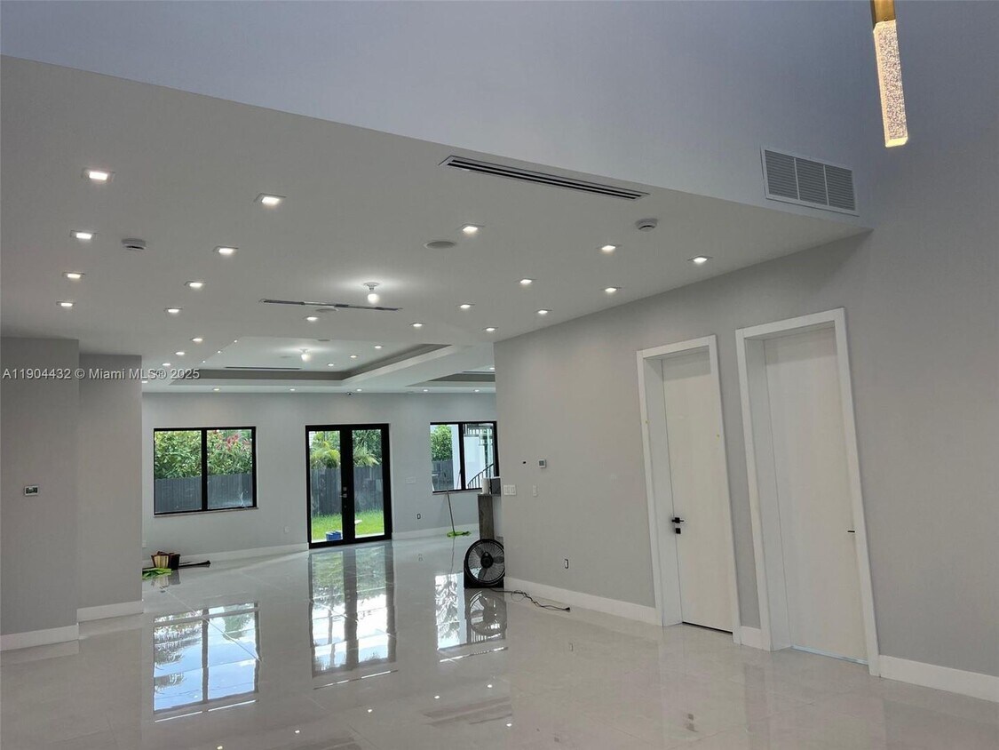 Foto principal - 2814 SW 27th Street, Miami, FL 33133