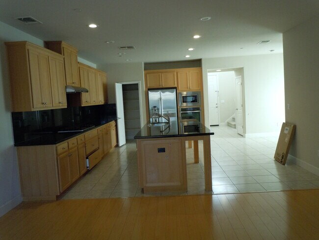 Foto del edificio - 537 W Esplanade Dr