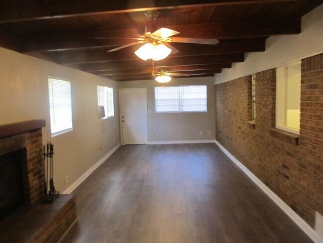 Building Photo - 3 bdrm home in Casselberry for rent and gr...