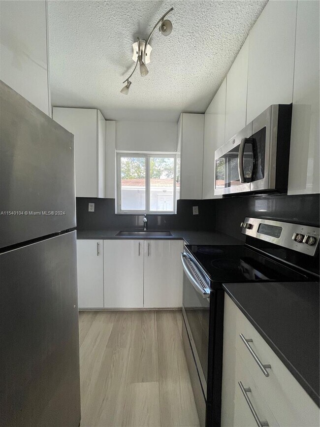 Foto del edificio - 570 NE 63rd St