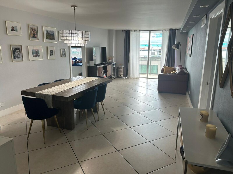 Foto principal - 6039 Collins Ave