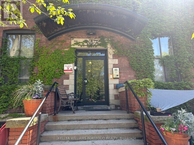 Photo du bâtiment - 347 Sorauren Ave