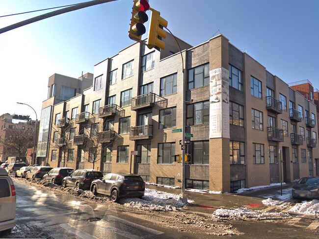 Building Photo - 186 Scholes St