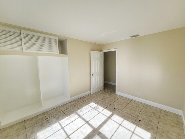 Building Photo - 420 Blue Heron Blvd