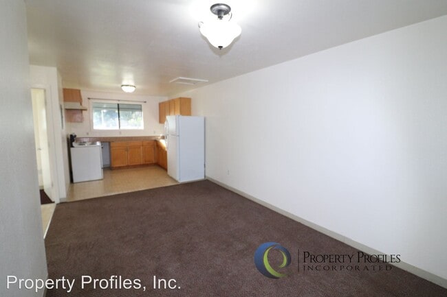 Building Photo - 14 Lakeview Cir